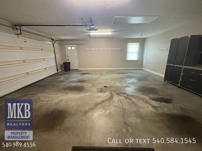 Building Photo - 5175 Lakeland Dr