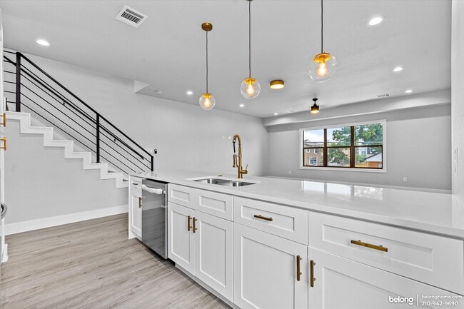 Building Photo - 810 Iowa St