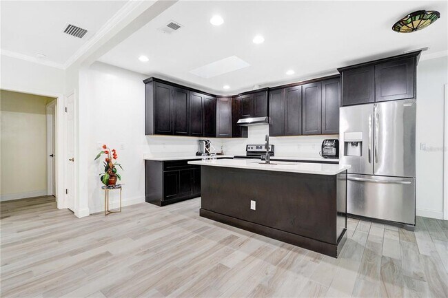 Building Photo - 243 S Shadowbay Blvd