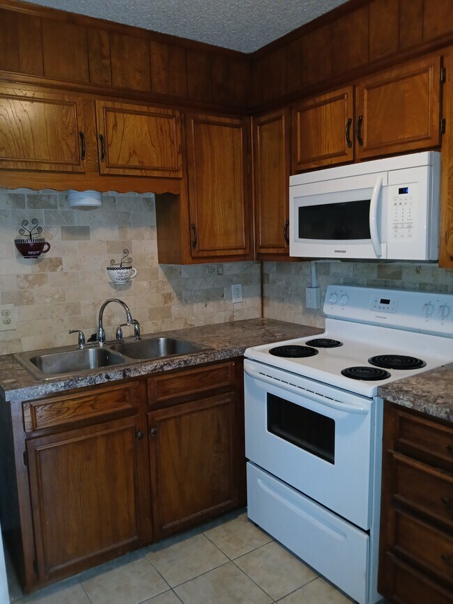 Building Photo - 2911 Featherston Avenue