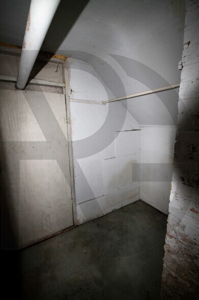 Building Photo - 634 W Barry Ave