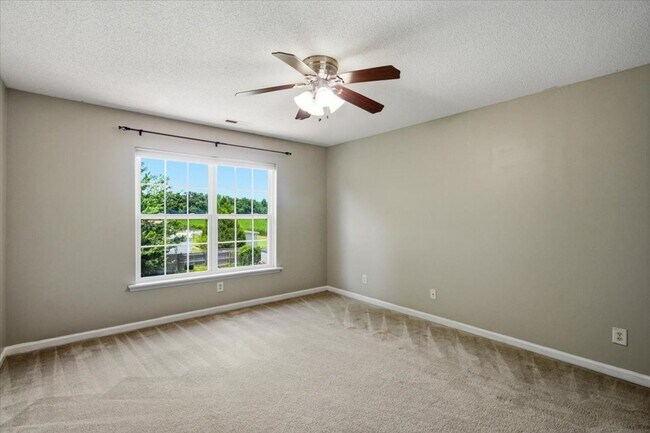 Building Photo - 3 Bedroom 2 Bathroom Home