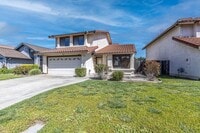 Building Photo - 4 bed/3 bath Single Family Home w/ large backyard!