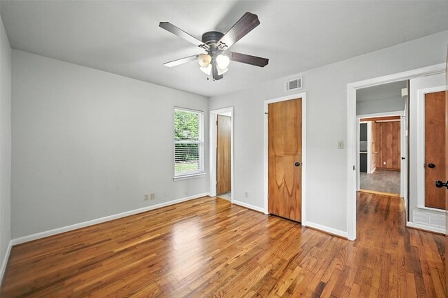 Building Photo - 302 Young Dr