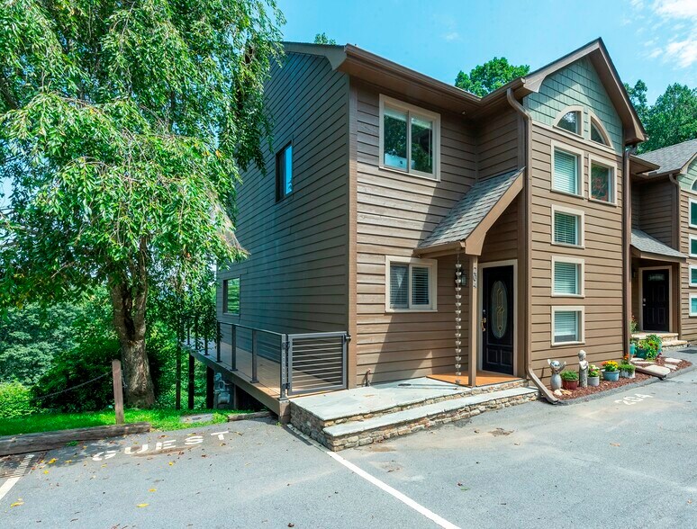 Charming mountain townhome exterior with private entrance and guest parking. - 405 Windswept Dr