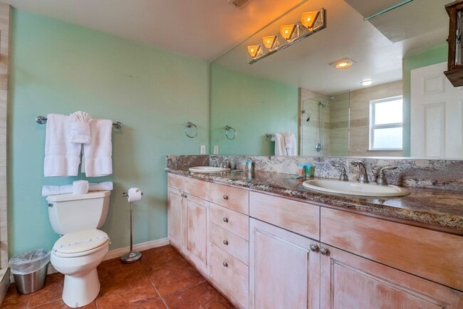 Building Photo - Private Rooftop Deck South Mission Beach