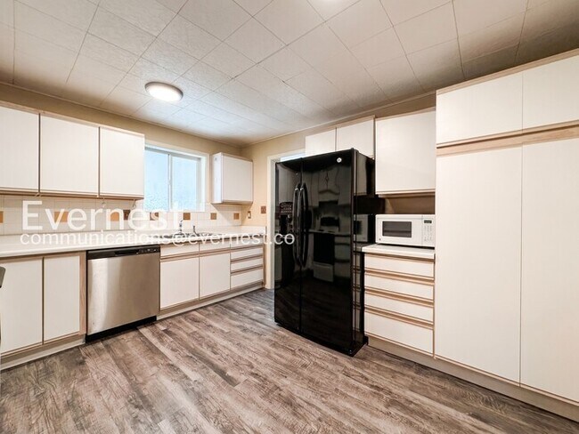 Building Photo - 3 Bed, 2 Bath Home with Garage / Available Soon!
