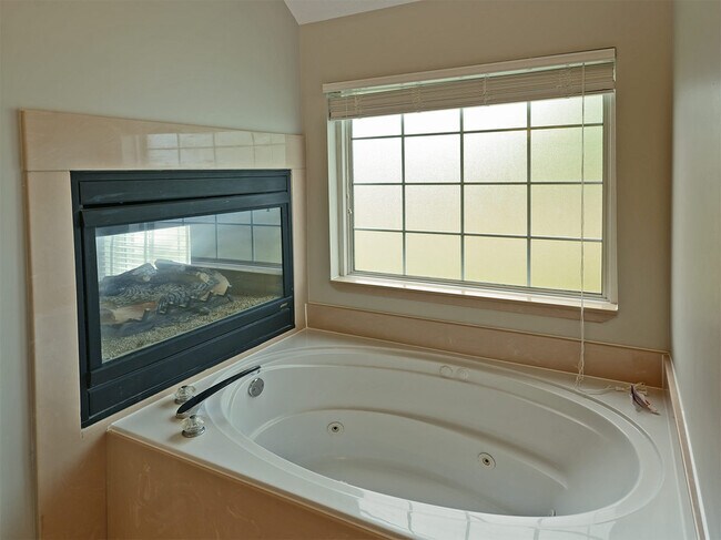 Building Photo - 3 Bed, 2 bath with over 2000 sq feet near Riverdale and Stateline Rd