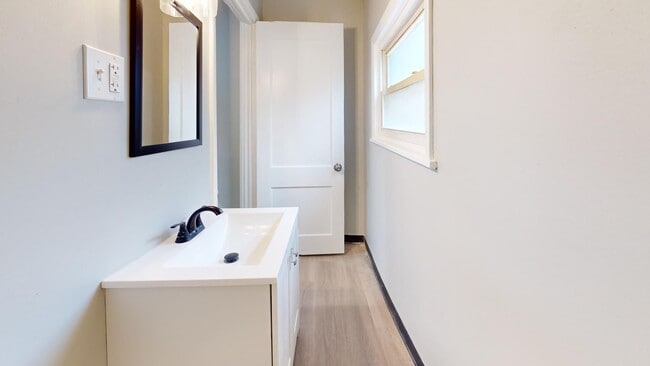 Building Photo - Old Brooklyn Area - 3 Bedroom Single Famil...