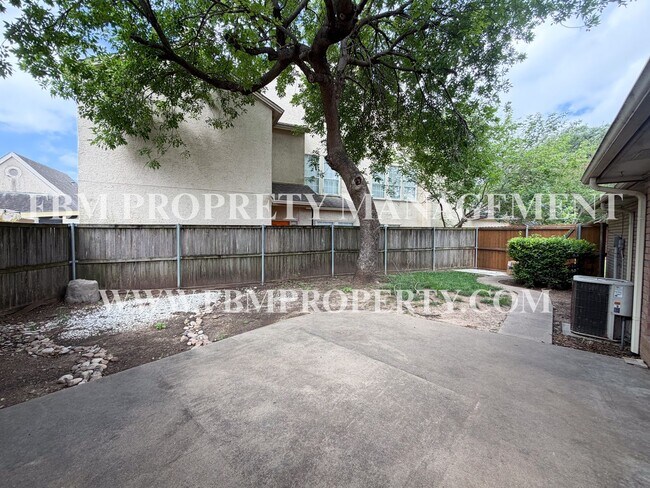 Building Photo - 19 Country Club Pl