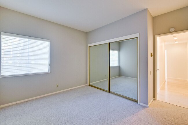 Building Photo - 1108 Shoreline Dr