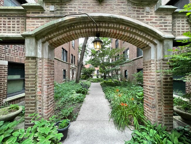 Building Photo - 5463 S Ingleside Ave