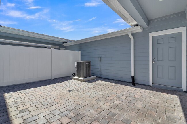 Building Photo - Luxurious Townhome in Lake Nona - A Perfec...