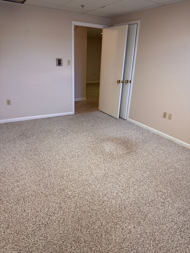 Building Photo - 5 Bedroom || 3 Bathroom Home with All Util...