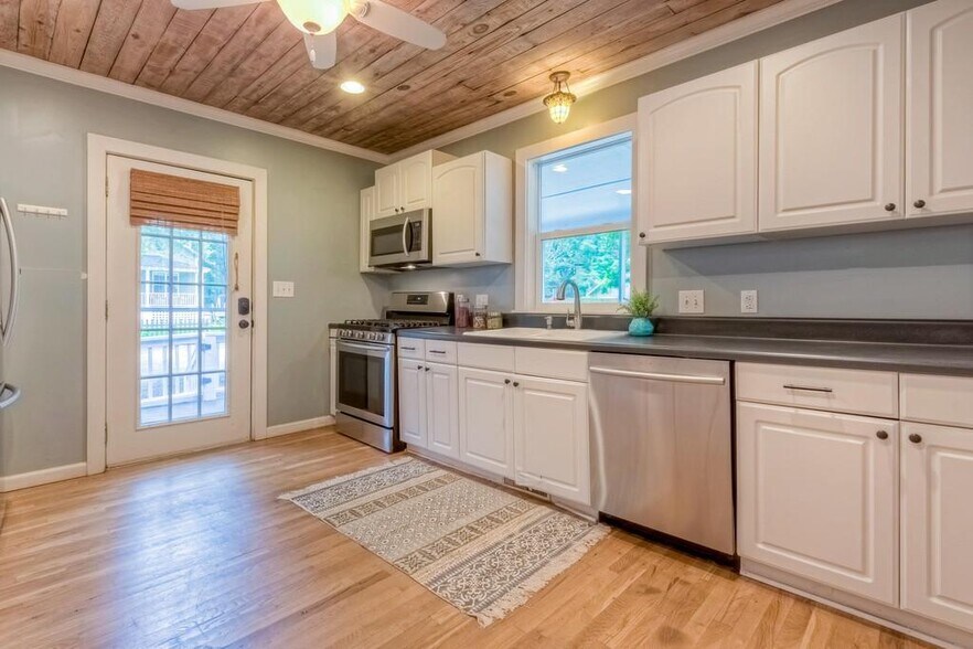 Ceiling detail! - 408 Woodland Shores Rd