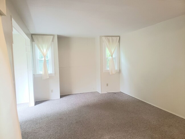 Building Photo - Charming Cottage in Woodburn with Large Yard!