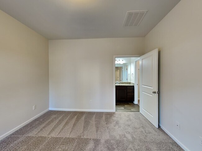 Building Photo - Available Now!! St Andrews Area!!