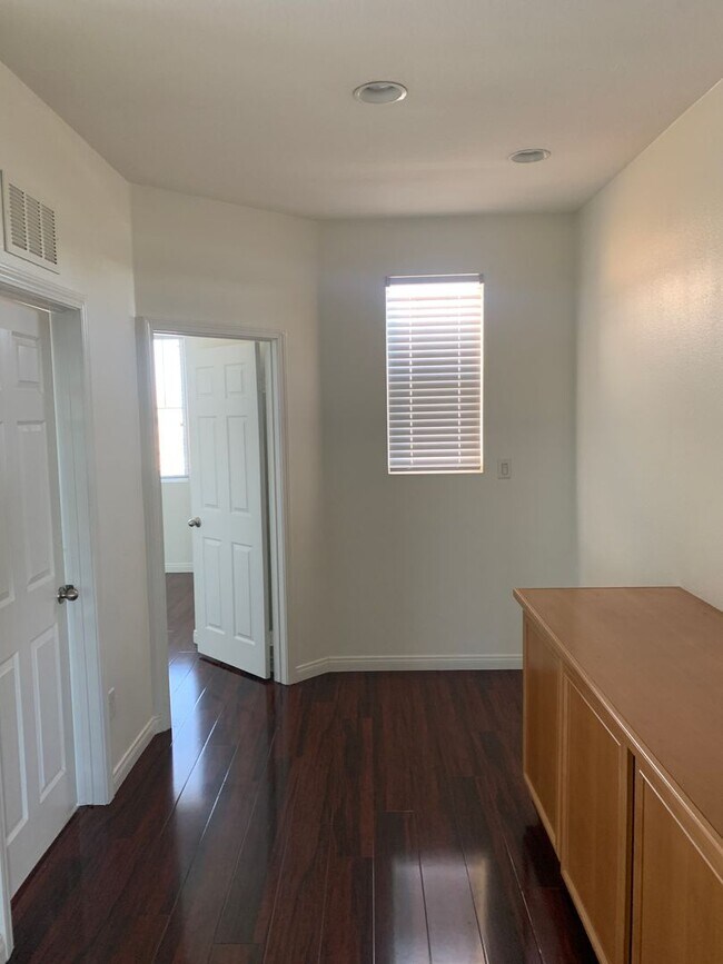 Building Photo - Spacious 4 Bed | 3 Bath Home in Southwest ...