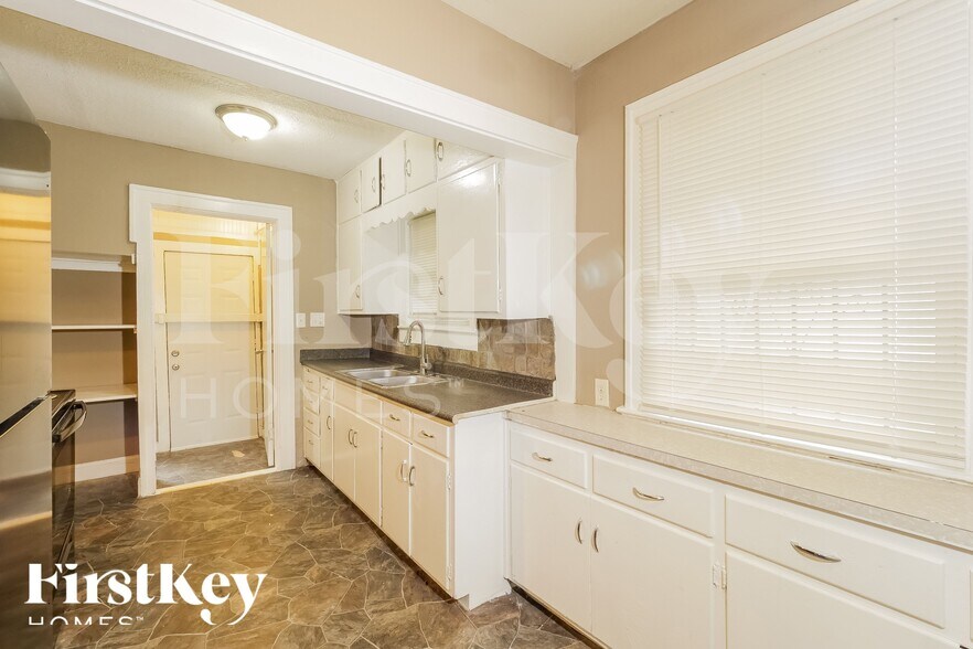 Building Photo - 6220 Tracy Ave