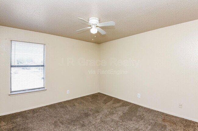 Building Photo - 5919 Shadydell Dr