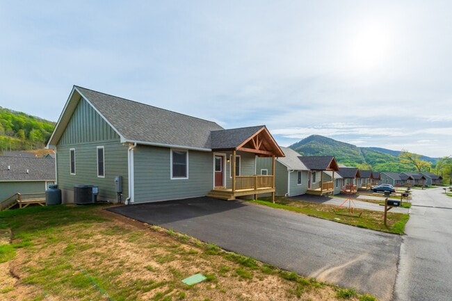 Building Photo - 149 Ava Wy