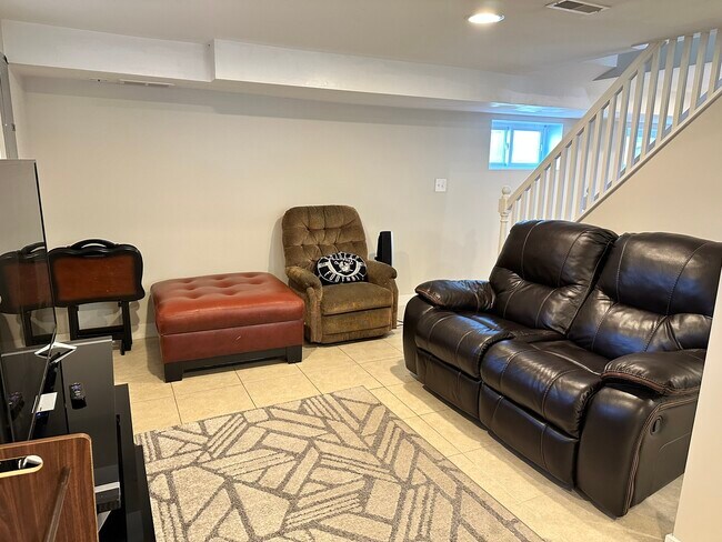 Building Photo - 9520 S Ridgeway Ave