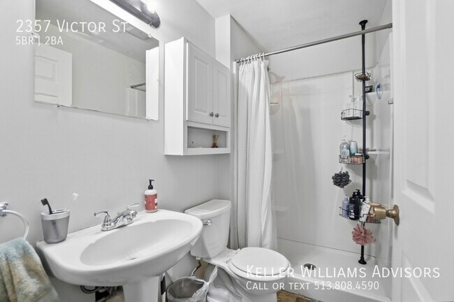 Building Photo - 2357 Victor St