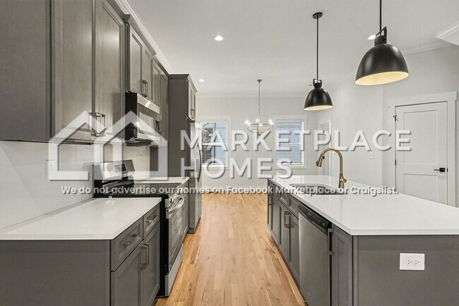 Building Photo - 1034 E Trinity Ln