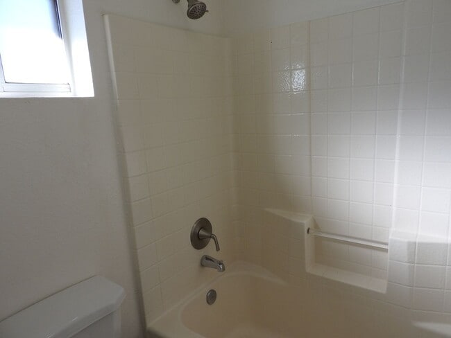 Building Photo - Inviting 3+2 split Floor plan!