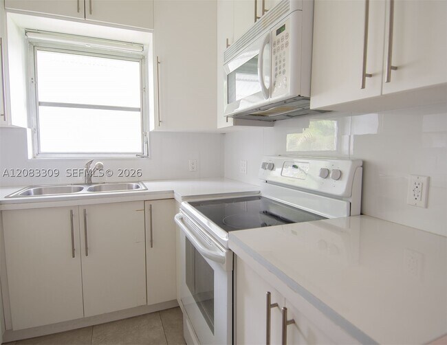 Building Photo - 6090 SW 27th St