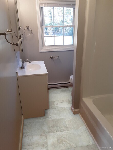 Building Photo - 9 Bayberry Ln