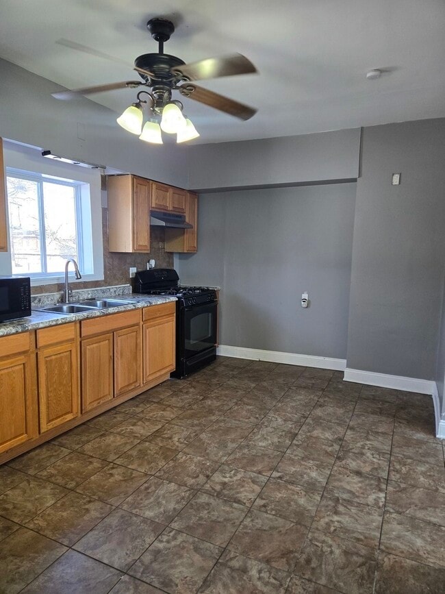 Building Photo - 2822 W Marquette Rd