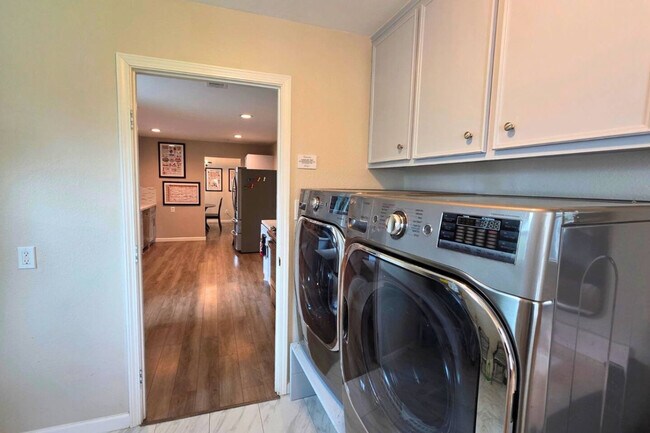 Building Photo - 1810 San Sebastian Ln
