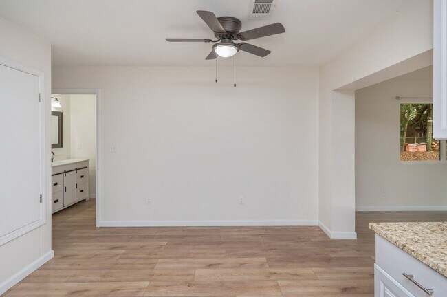 Building Photo - Renovated 3 bedroom house in Niceville!