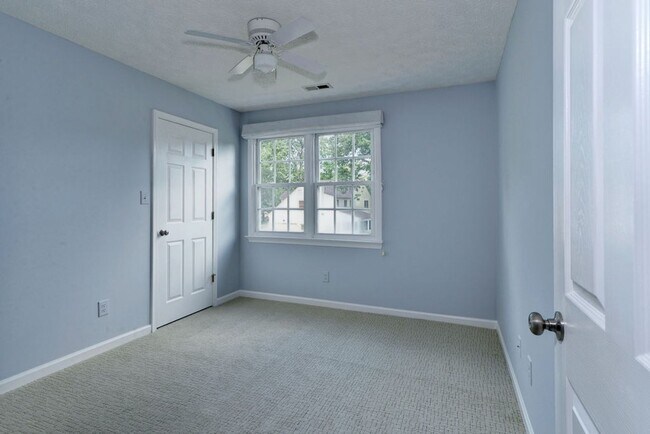 Building Photo - Renovated and Updated Woods of Tabb Home