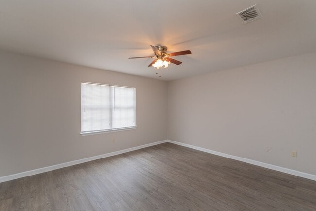 Building Photo - 3 Bed/2.5 Bath House for Rent in Martinez w/ Garage & Fenced Back Yard