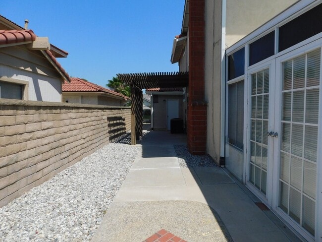 Building Photo - Spacious 4 bedroom 2.5 bath two soty house...