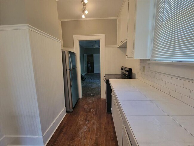 Building Photo - 2 Bedroom 1 Bath in Triplex in the Beautiful Garden District