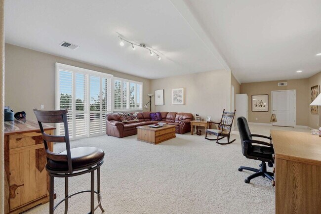 Building Photo - Elegant Arrowcreek Home!