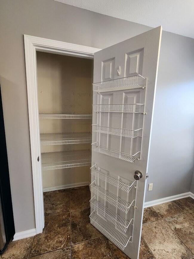 Building Photo - $2500 - 5 Bedrooms 3 Baths + Bonus Room