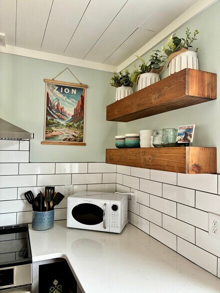 Kitchen - 15247 Fairoaks Ln