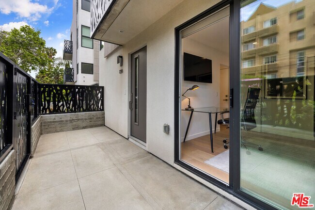 Building Photo - 1228 N Sycamore Ave