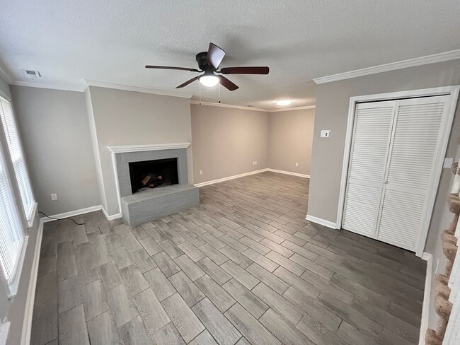 Building Photo - Charming 3-bedroom, 2-bath townhouse