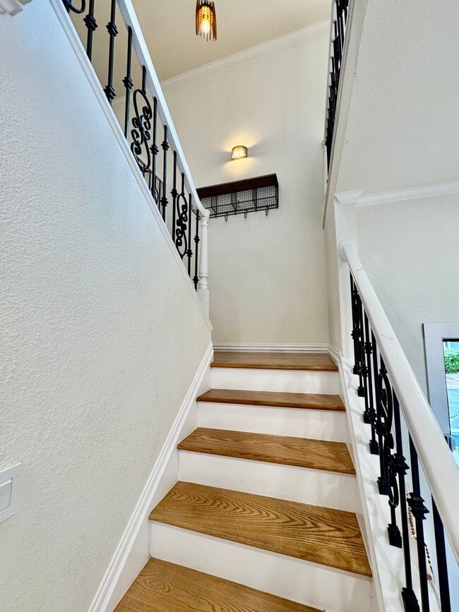 Building Photo - Stylish 3Bed/2.5Ba Daly City Home with Mod...