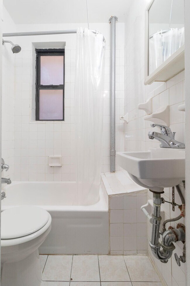 Building Photo - 1823 2nd Ave