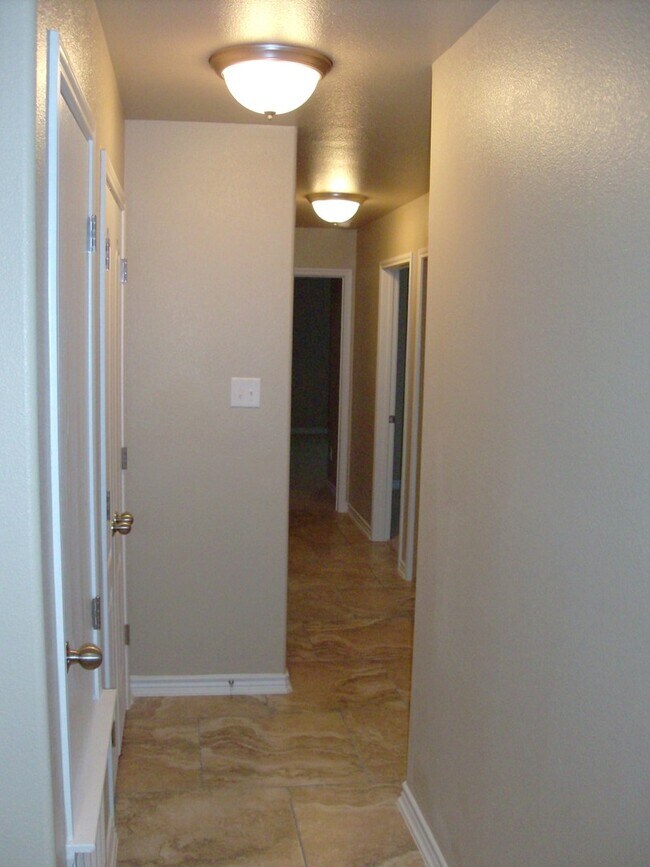 Building Photo - 3/2 duplex close to Clear Creek Gate viewable 8/05/2026