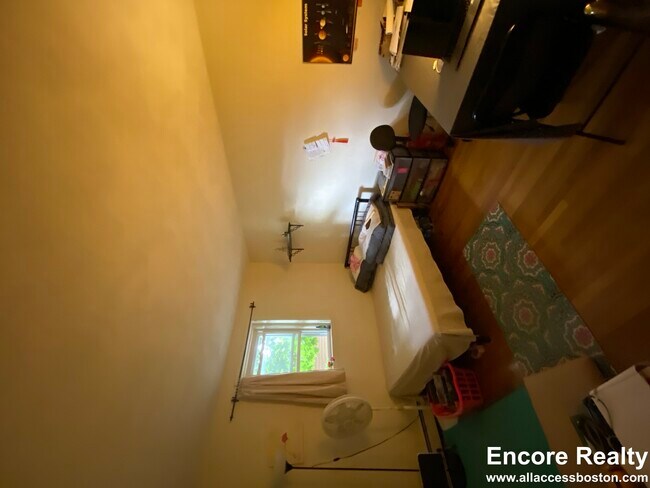 Building Photo - 310 Tappan St