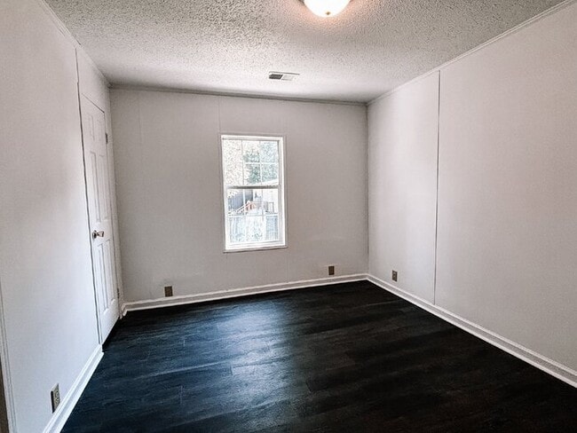 Building Photo - Spacious 4-Bed, 3-Bath Retreat on Greenhill Rd – 2000 Sq Ft of Charleston Charm!