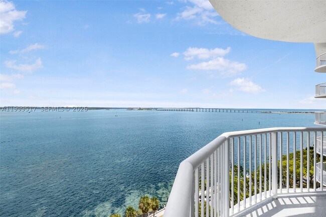 Building Photo - 1420 Brickell Bay Dr