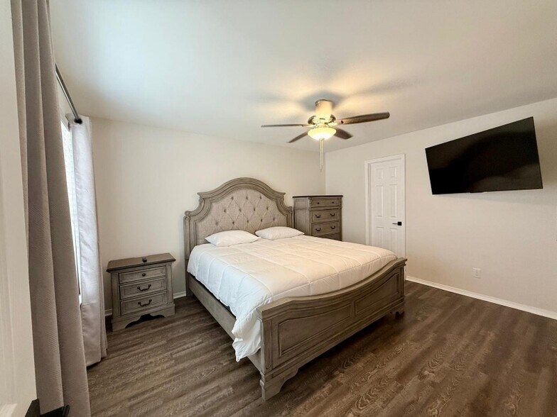 Building Photo - 2932 Manhattan Blvd